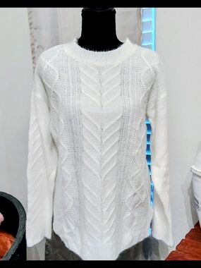 bobeau White Cable Knit Scoopneck Sweater